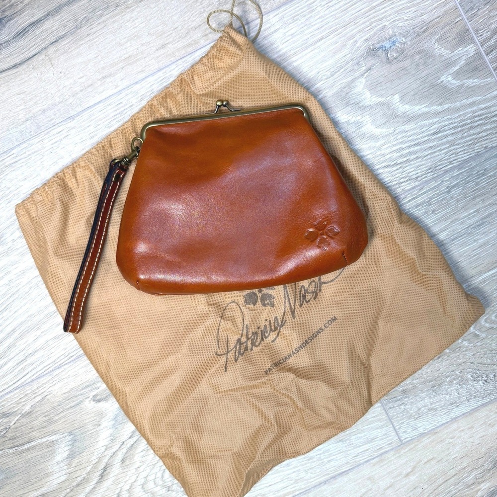 Patricia Nash Savena Kiss Lock Wristlet Vintage Style Tan Camel Leather Small